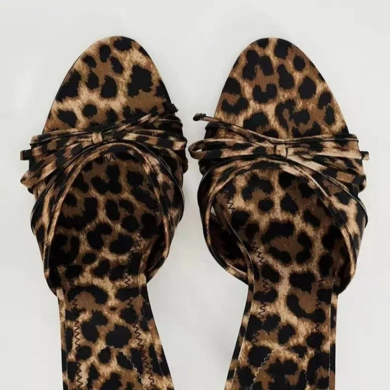 Sapatos Femininos Europeus e Americanos de Alta Qualidade com Laço e Estampa de Leopardo