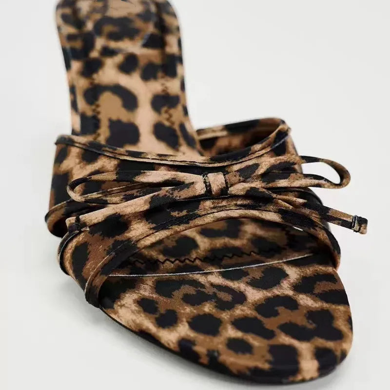 Sapatos Femininos Europeus e Americanos de Alta Qualidade com Laço e Estampa de Leopardo